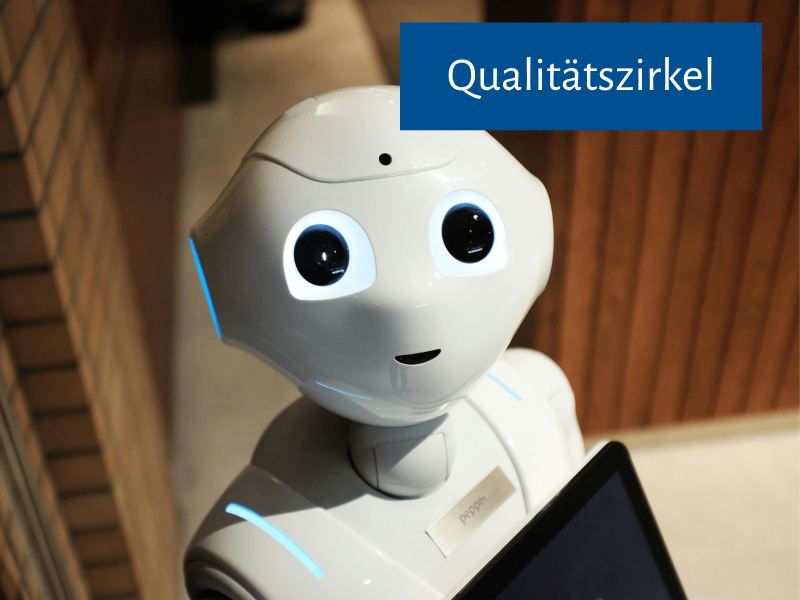 Das Bild zeigt einen sozialen Roboter mit integrierter KI, mit dem man Sprache(n) lernen kann.