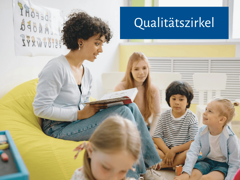 Qualitätszirkel Mehrsprachigkeit eine Lehrkraft liest ein mehrsprachiges Buch einer Gruppe von Grundschulkinder vor