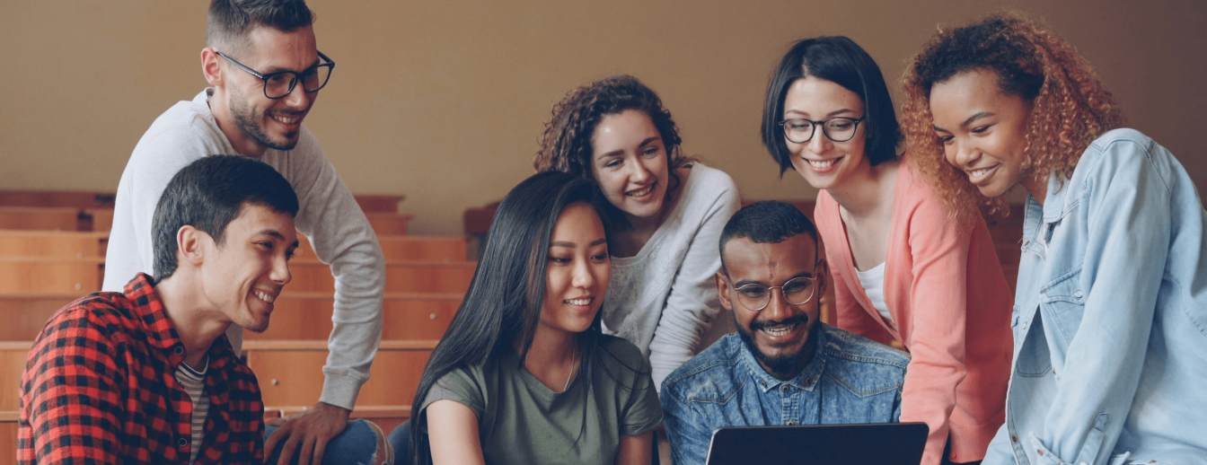 eine Gruppe von Jugendlichen recherchieren gemeinsam zum Thema Berufsorientierung