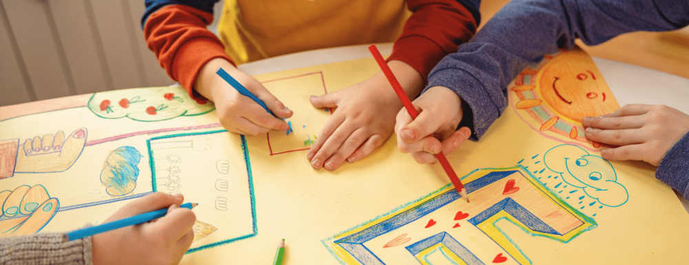 Grundschulkinder malen im Rahmen von einem Mitmachprojekt