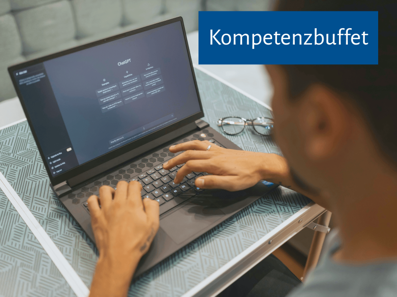 Kompetenzbuffet Originelles Denken in Zeiten von KI, eine Person sitzt an einem Laptop und fragt ChatGPT nach etwas