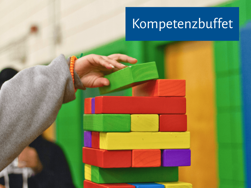 Kompetenzbuffet Bausteine aus Holz werden aufgebaut