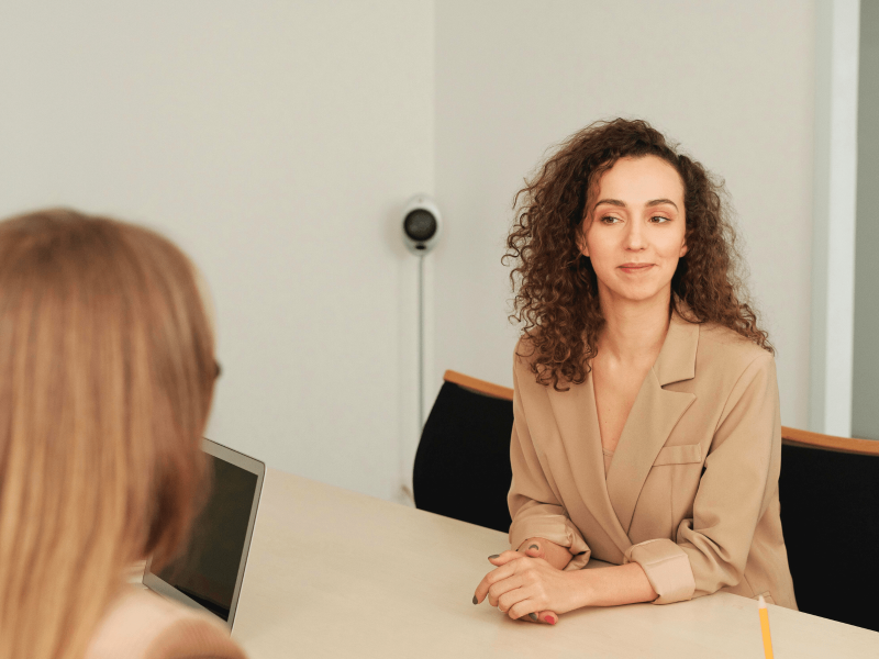 eine Führungsperson sitzt im Gespräch